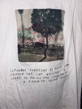 Uniqlo White Tee Print - Black Cat & Garden Scene